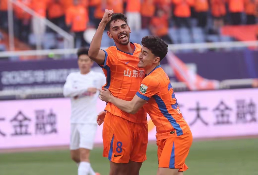 包含里程碑夜！山东泰山刷新队史纪录；荷甲赛前刷纪录；媒体盛赞；赛程密集仍需轮换的词条